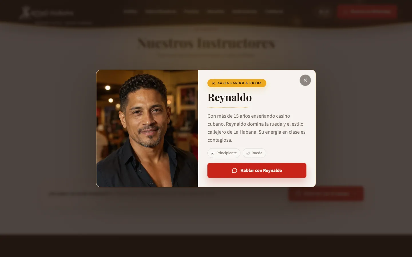 Ficha abierta de un instructor con su experiencia y botón de contacto